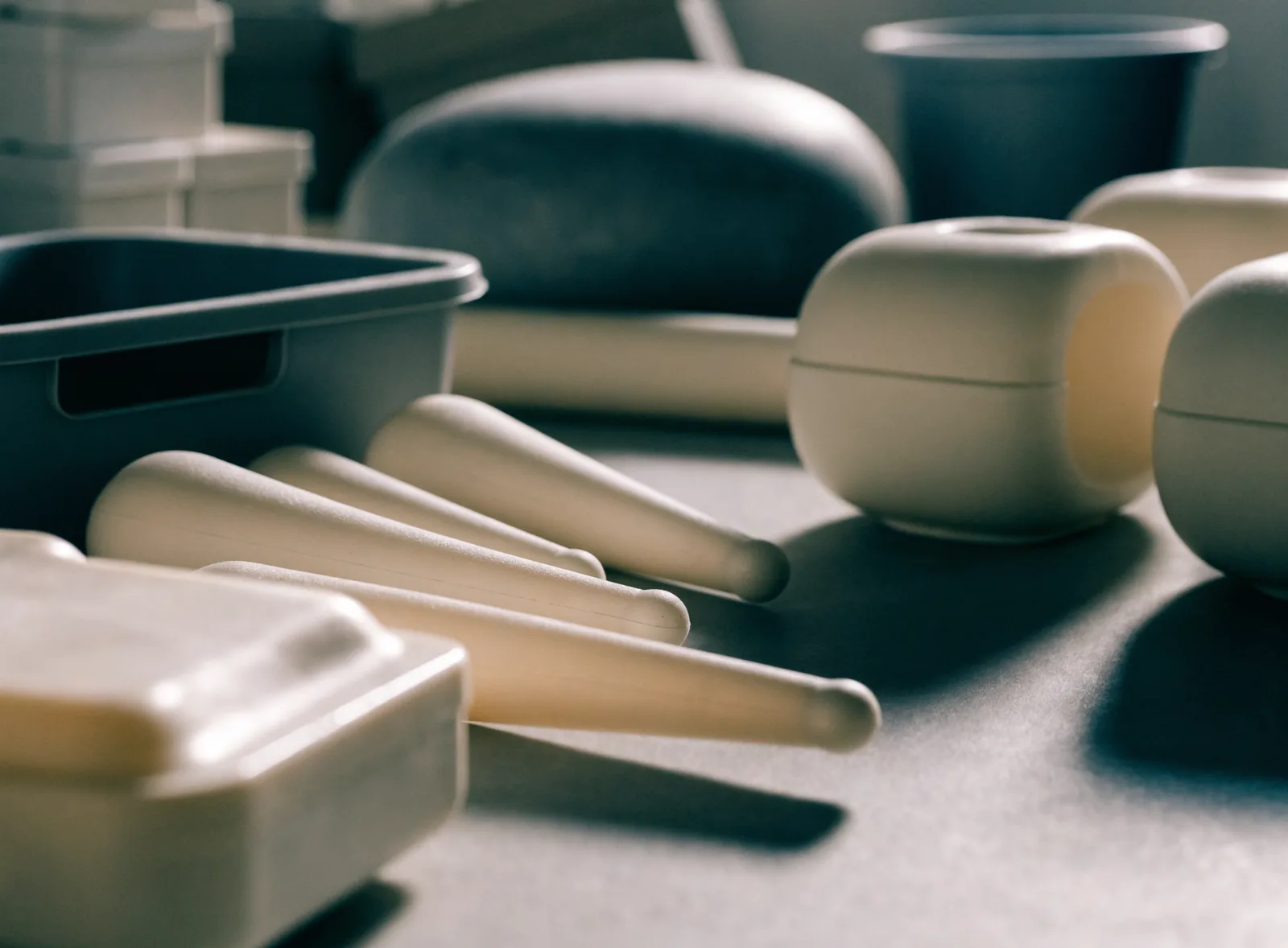 Mobilya ve ev gereçleri sektöründe kullanılan geri dönüşümlü plastik parçalar